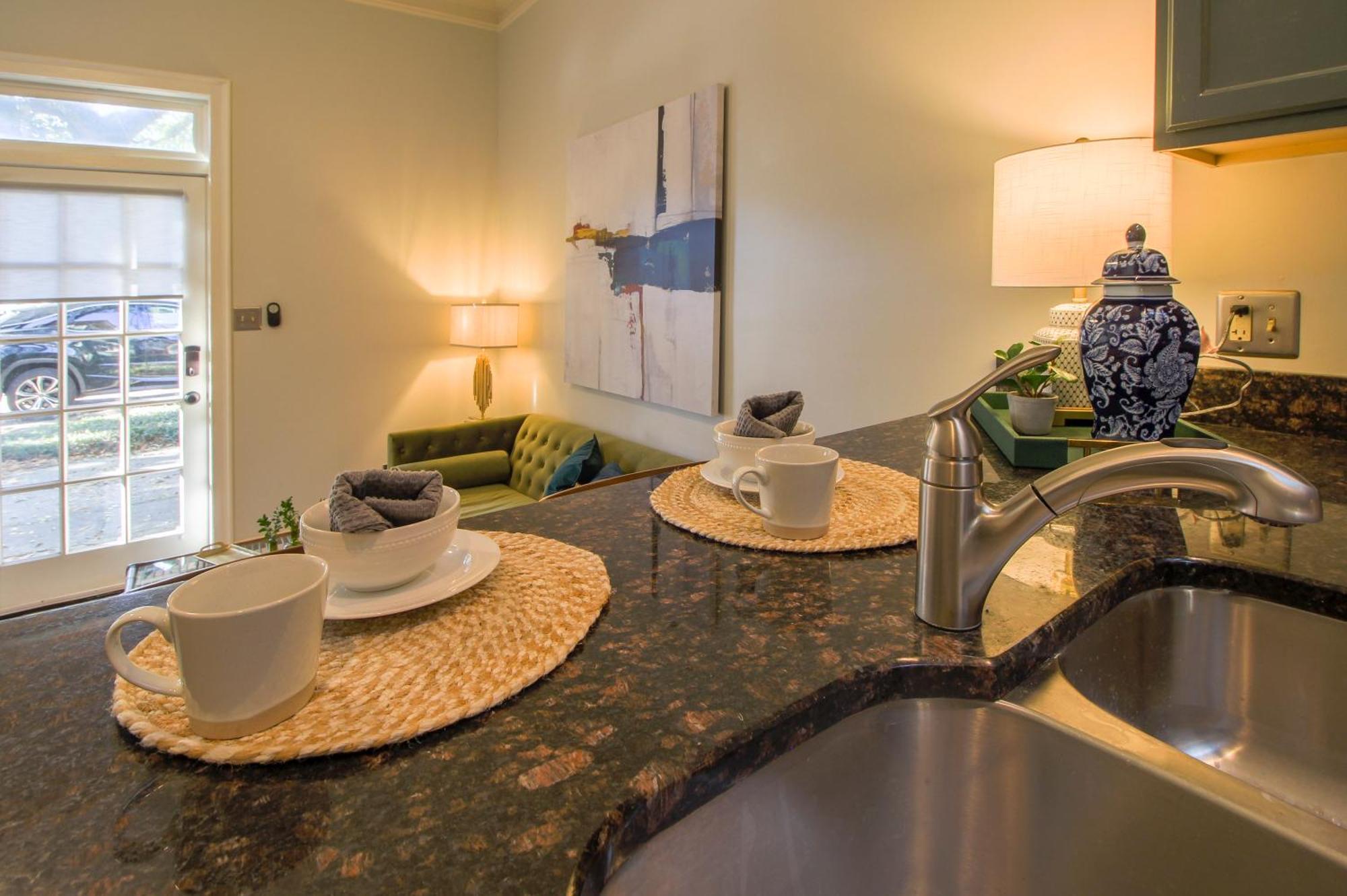 Private Patio Retreat In Charming Downtown Apartment Savannah Exterior foto