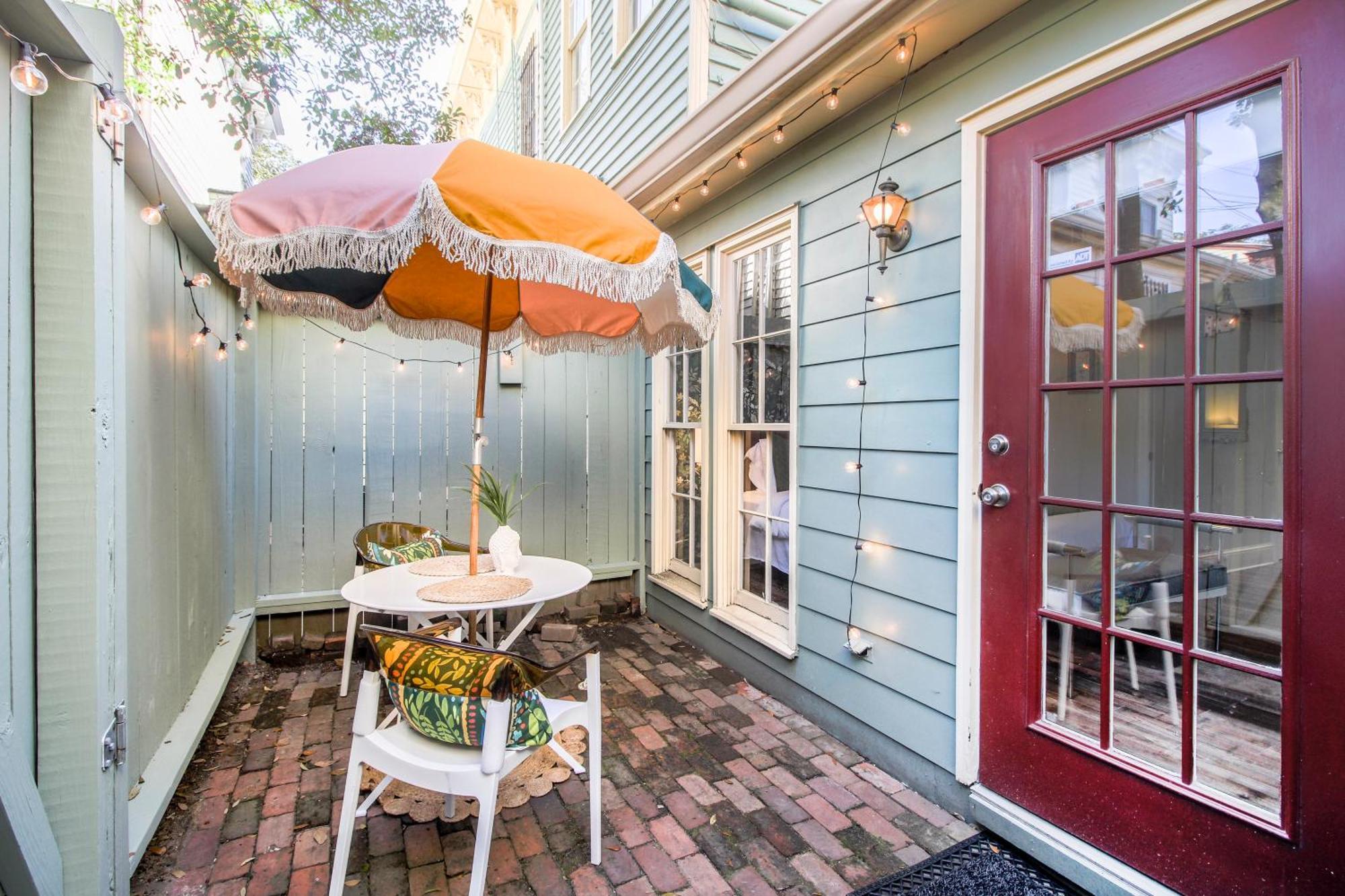 Private Patio Retreat In Charming Downtown Apartment Savannah Exterior foto